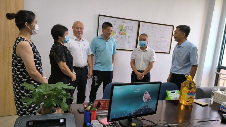 市國(guó)資委黨委委員、副主任楊樹坤一行慰問(wèn)市環(huán)發(fā)公司抗疫服務(wù)志愿者