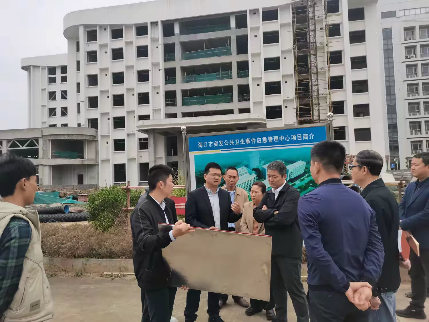 ?？谑行l(wèi)健委主任高新譜帶隊調(diào)研海口市突發(fā)衛(wèi)生公共事件應(yīng)急管理中心項目